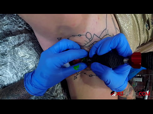 ❤️ La bomba Sully Savage, molt tatuada, es va tatuar al clítoris ❤ Porno vk al porno ca.hentaisea-com.ru ❌